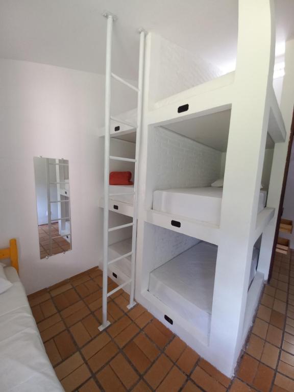 馬塞約的住宿－HOSTEL Recanto do Cajueiro，一间房间内的白色壁橱和白色的架子