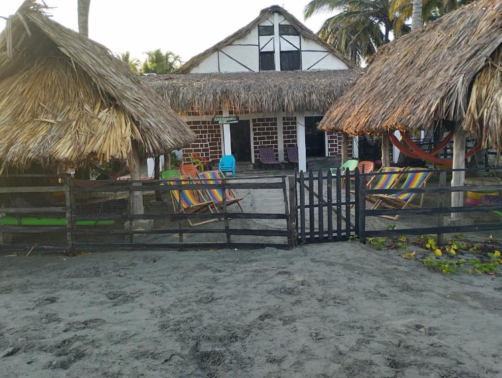 een huis met een hek en stoelen ervoor bij Antara del Mar in San Bernardo del Viento