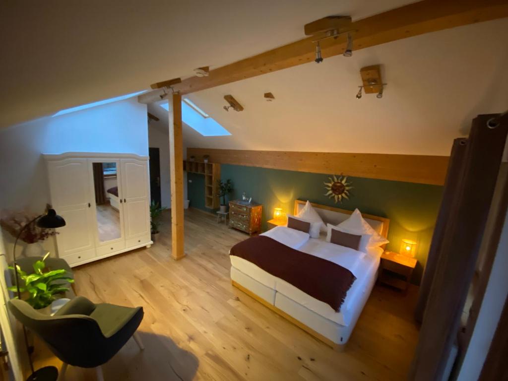 Postel nebo postele na pokoji v ubytování Grüner Hut - DEIN BERGHOTEL
