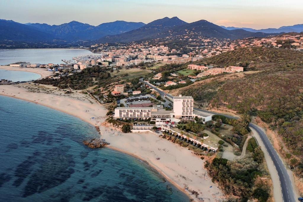una vista aerea di un resort su una spiaggia di Hôtel Propriano Arena Bianca a Propriano