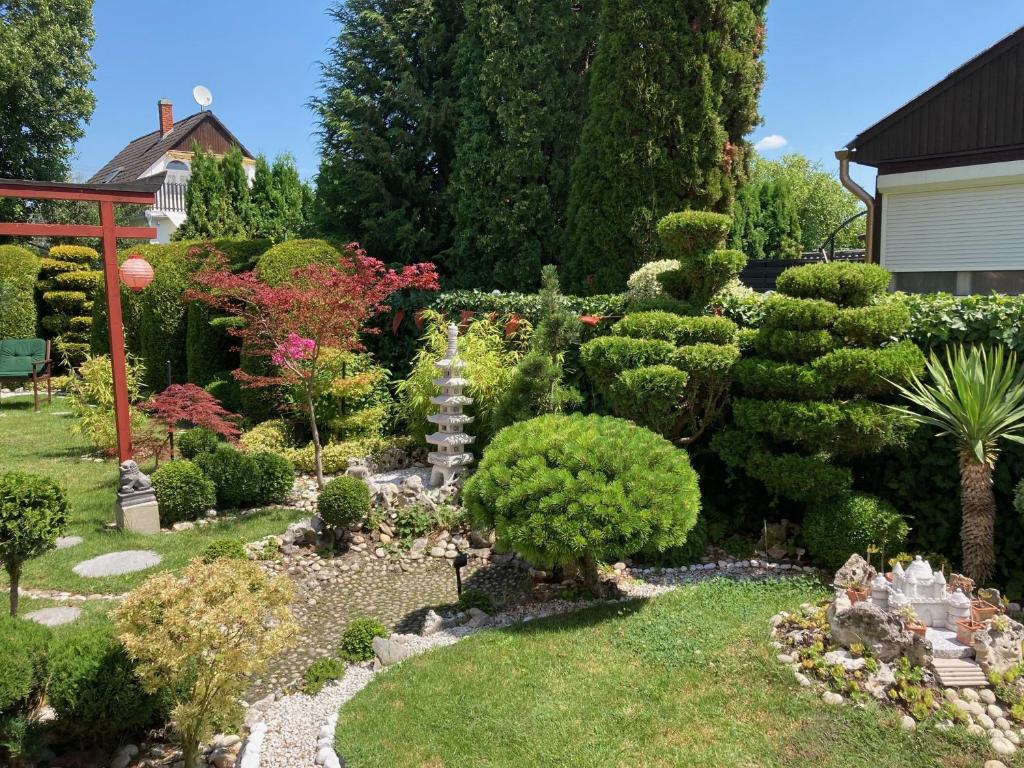 Vonkajšia záhrada v ubytovaní Nyaraló Japánkerttel - Apartment with Japanese Garden