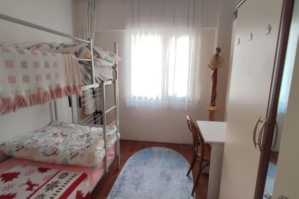 - une chambre avec des lits superposés, un bureau et une fenêtre dans l'établissement Private room for friends, à Konak