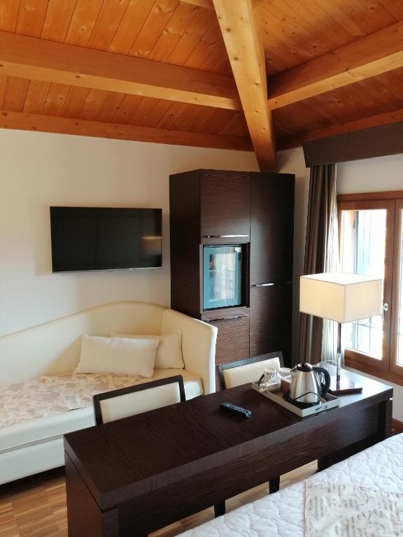 TV a/nebo společenská místnost v ubytování Albergo Minuetto