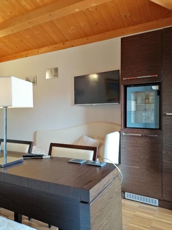 TV a/nebo společenská místnost v ubytování Albergo Minuetto