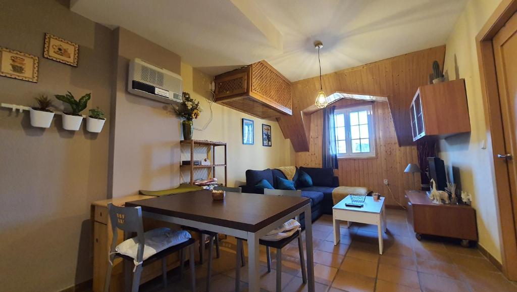 Khu vực ghế ngồi tại Acogedor Apartamento en Sierra Nevada con piscina Acceso directo a silla