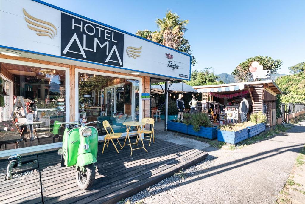 uma scooter estacionada em frente a uma loja amaan do hotel em Hotel Alma Pucón em Pucón