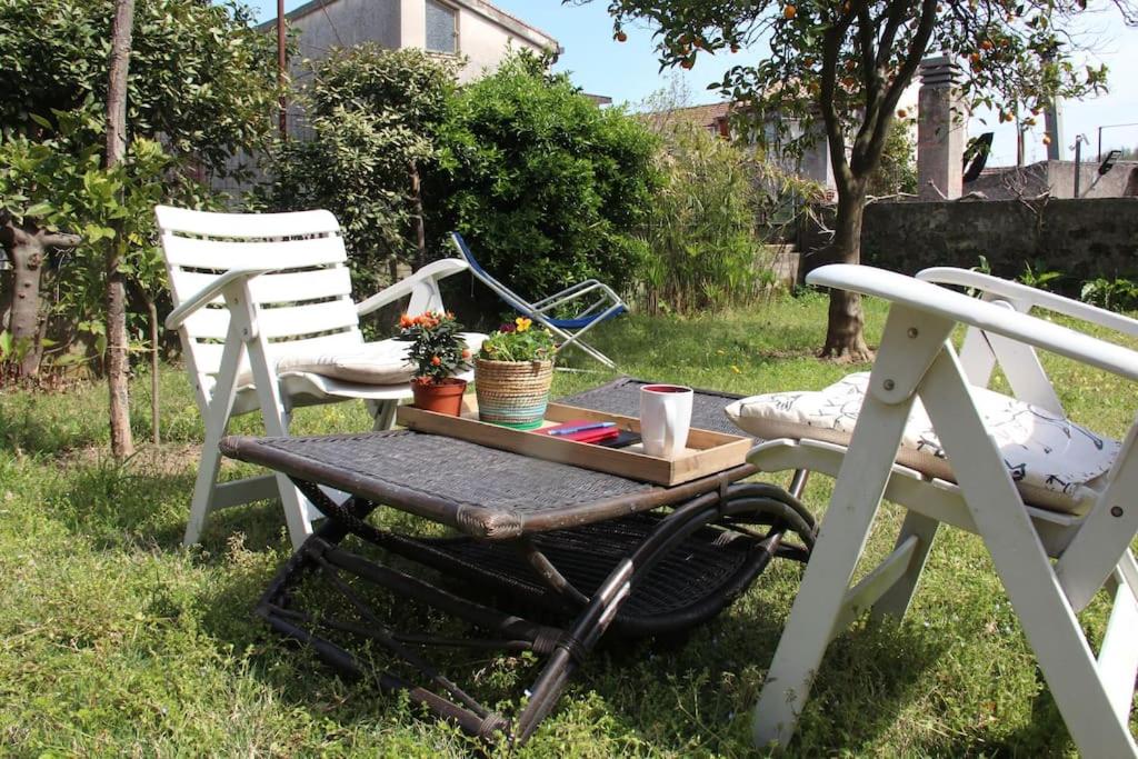 un tavolo da picnic e 2 sedie in un cortile di Kubri Home ! A Confortable space for Mind & Soul. a Pellezzano