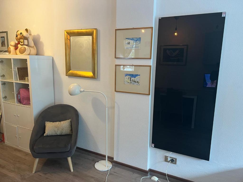 sala de estar con silla y lámpara en Mazzin Raggio di Sole, en Campestrin