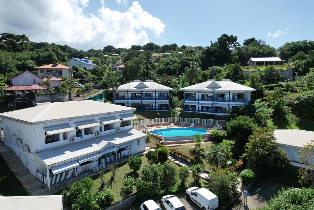 - une vue aérienne sur une maison et une piscine dans l'établissement Résidence Madicréoles, à Le Carbet