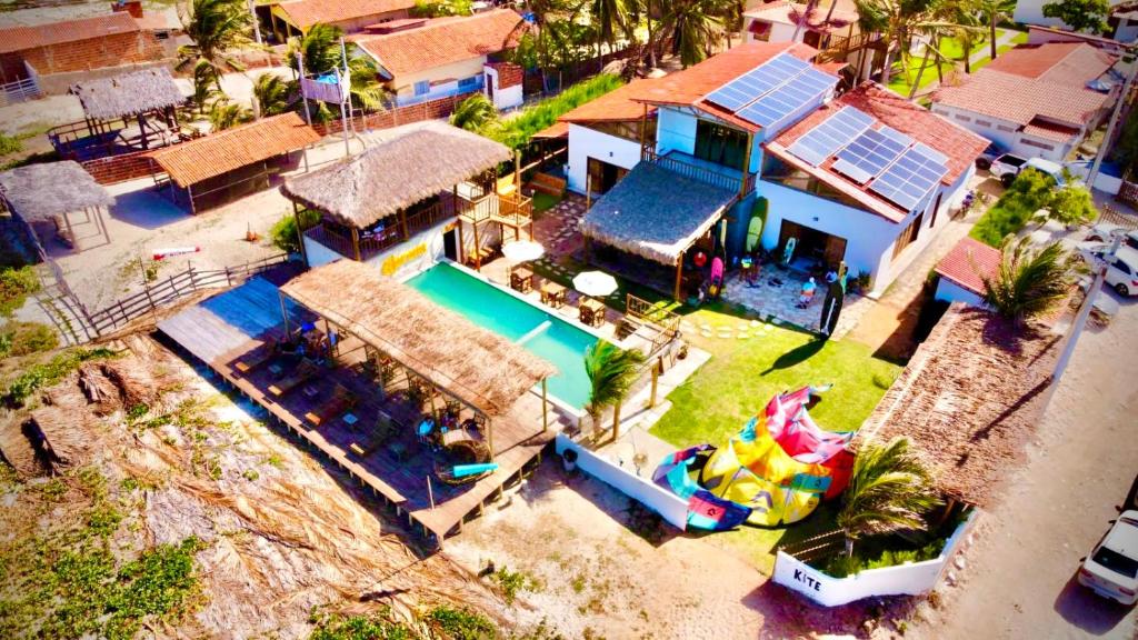 uma vista aérea de uma casa com piscina em Kite inn house Pousada e Kite Club em Icapuí
