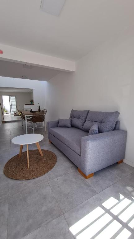 sala de estar con sofá y mesa en Casa a estrenar equipada para 4 personas en Mar del Plata