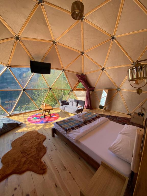 Una habitación con una cama grande en una yurta en North Dome & Suite, en Rize