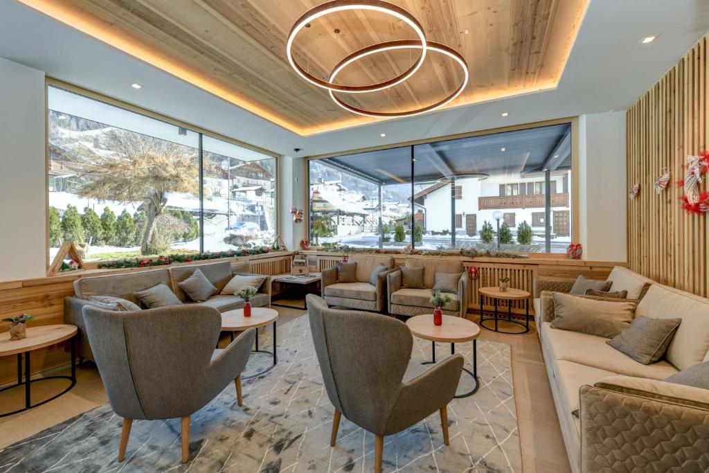 a lobby of a hotel with couches and tables at Bepy Hotel Garni in Giustino