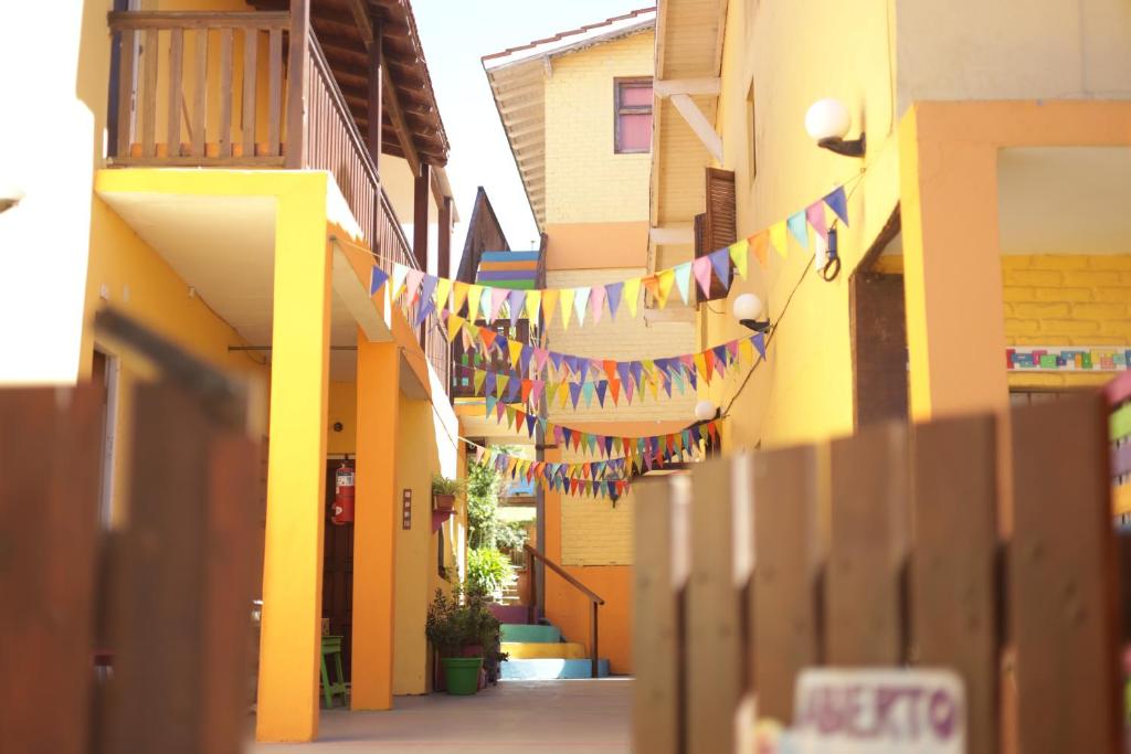 un callejón estrecho con banderas y edificios en Laberinto Gesell, en Villa Gesell