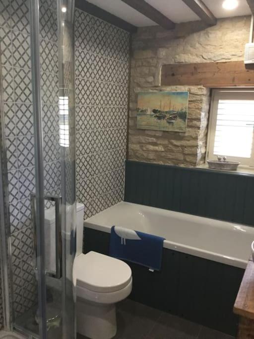 Koupelna v ubytování 3 BEDROOM 5* BARN CONVERSION COTSWOLDS