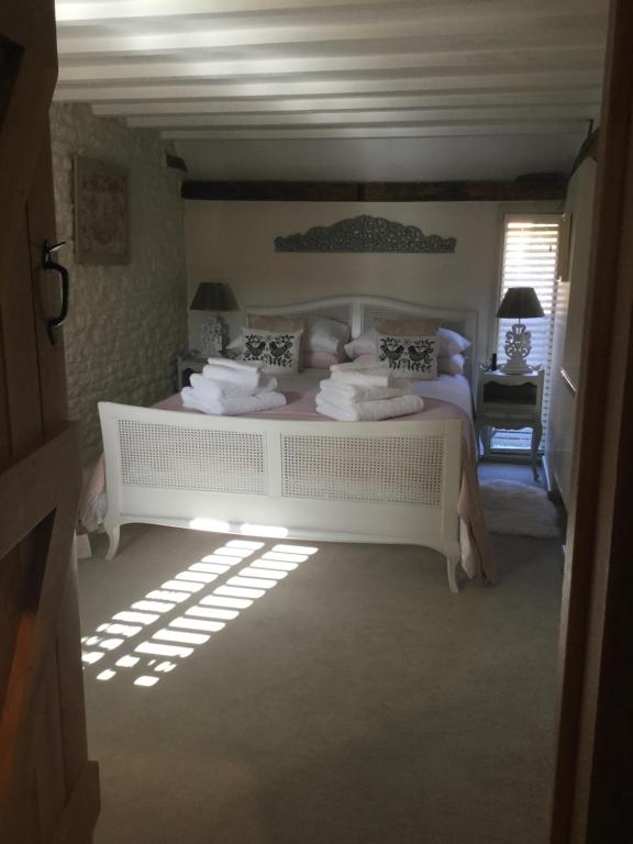 Postel nebo postele na pokoji v ubytování 3 BEDROOM 5* BARN CONVERSION COTSWOLDS