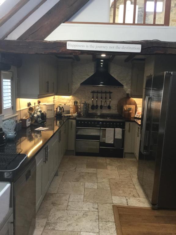 Kuchyň nebo kuchyňský kout v ubytování 3 BEDROOM 5* BARN CONVERSION COTSWOLDS