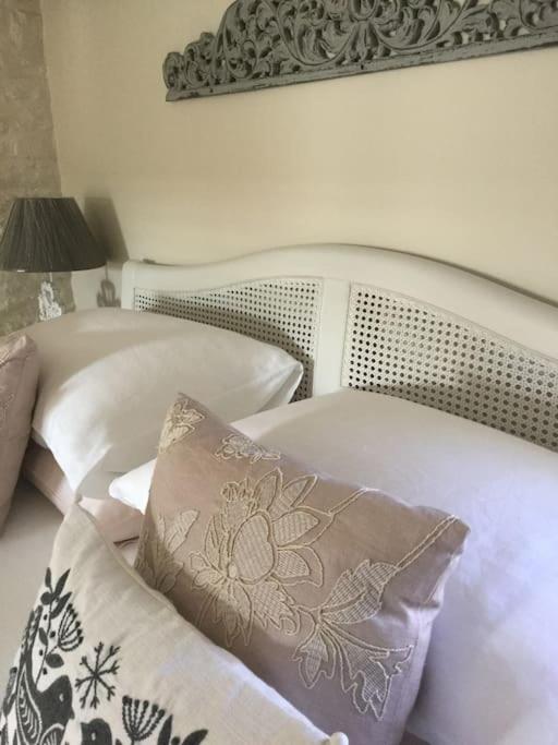 Postel nebo postele na pokoji v ubytování 3 BEDROOM 5* BARN CONVERSION COTSWOLDS