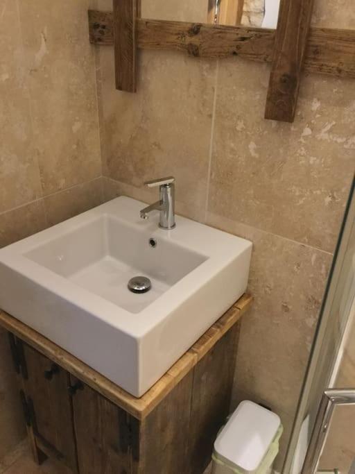 Koupelna v ubytování 3 BEDROOM 5* BARN CONVERSION COTSWOLDS