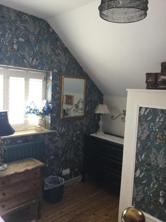 Habitación con una escalera con papel pintado con motivos florales en 3 BEDROOM 5* BARN CONVERSION COTSWOLDS en Chipping Norton
