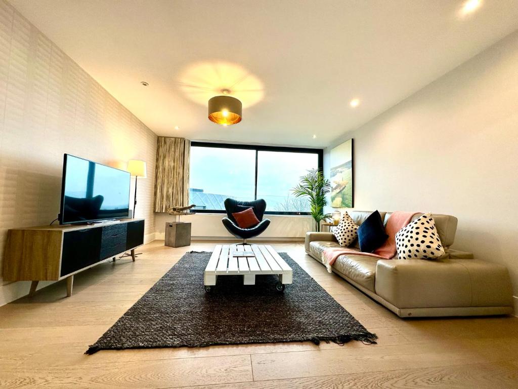 Istumisnurk majutusasutuses 1 Min Walk to the Best Beach! Stunning New 2 Bedroom Apartment - Great Location - FREE Parking - Fast WiFi - Smart TV - sleeps up to 4! Close to Purbeck, Corfe Castle, Sandbanks, Poole & Bournemouth