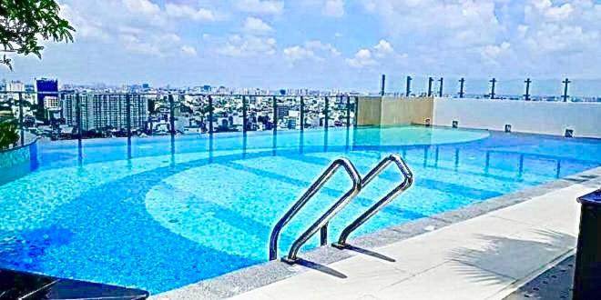 una gran piscina en la parte superior de un edificio en Botanica Premier Apartment - near Tan Son Nhat airport - 5 minutes - Nice, en Ho Chi Minh