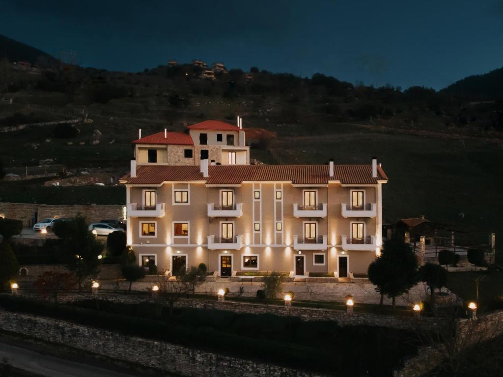 ein großes Gebäude in der Nacht mit Beleuchtung in der Unterkunft Anerada Hotel in Kalavryta