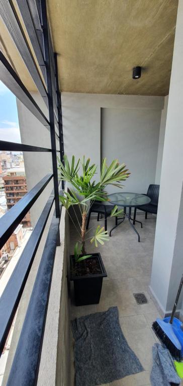 een balkon met een tafel en planten op een gebouw bij Salta 5 - Bon Repos in San Miguel de Tucumán