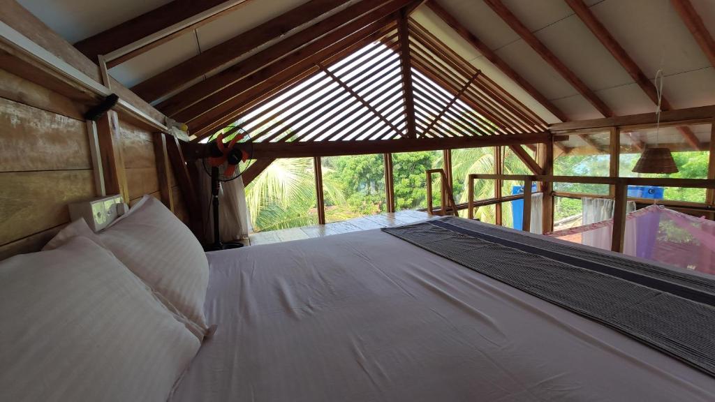 Postel nebo postele na pokoji v ubytování Surf Beach Hotel