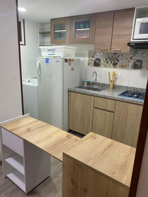Kuchyň nebo kuchyňský kout v ubytování Con Piscina, Cómodo y acogedor Apartaestudio en el rodadero