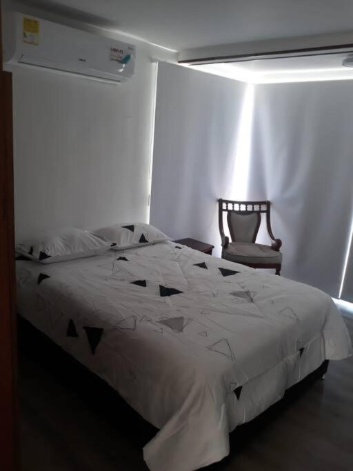 Postel nebo postele na pokoji v ubytování Con Piscina, Cómodo y acogedor Apartaestudio en el rodadero