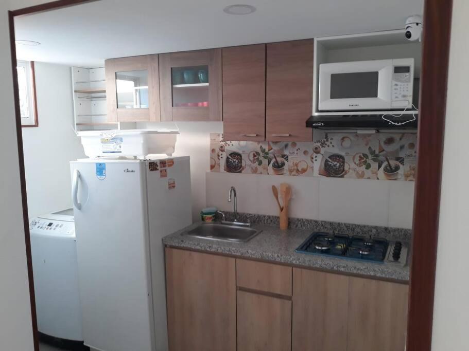 Kuchyň nebo kuchyňský kout v ubytování Con Piscina, Cómodo y acogedor Apartaestudio en el rodadero