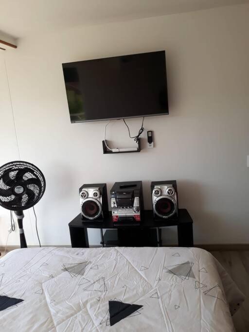 TV a/nebo společenská místnost v ubytování Con Piscina, Cómodo y acogedor Apartaestudio en el rodadero