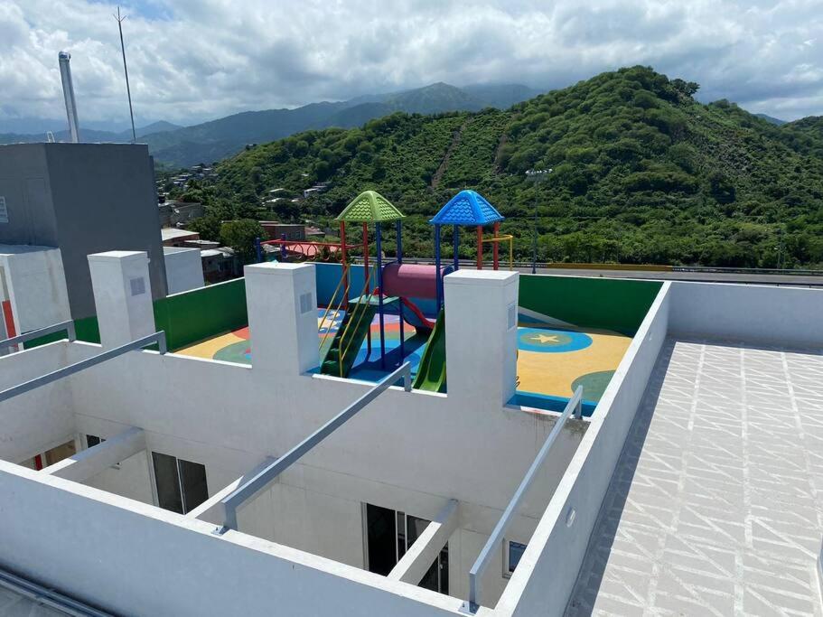 Bazén v ubytování Con Piscina, Cómodo y acogedor Apartaestudio en el rodadero nebo v jeho okolí