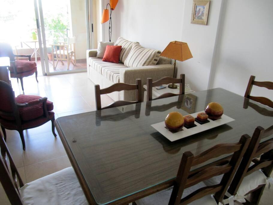 ein Wohnzimmer mit einem Tisch und einem Sofa in der Unterkunft Nuevo y bonito departamento en Saavedra-CABA in Buenos Aires