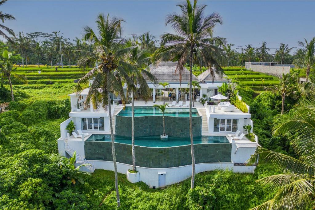 - une vue aérienne sur une maison avec une piscine dans l'établissement Villa Savana Ubud, à Ubud