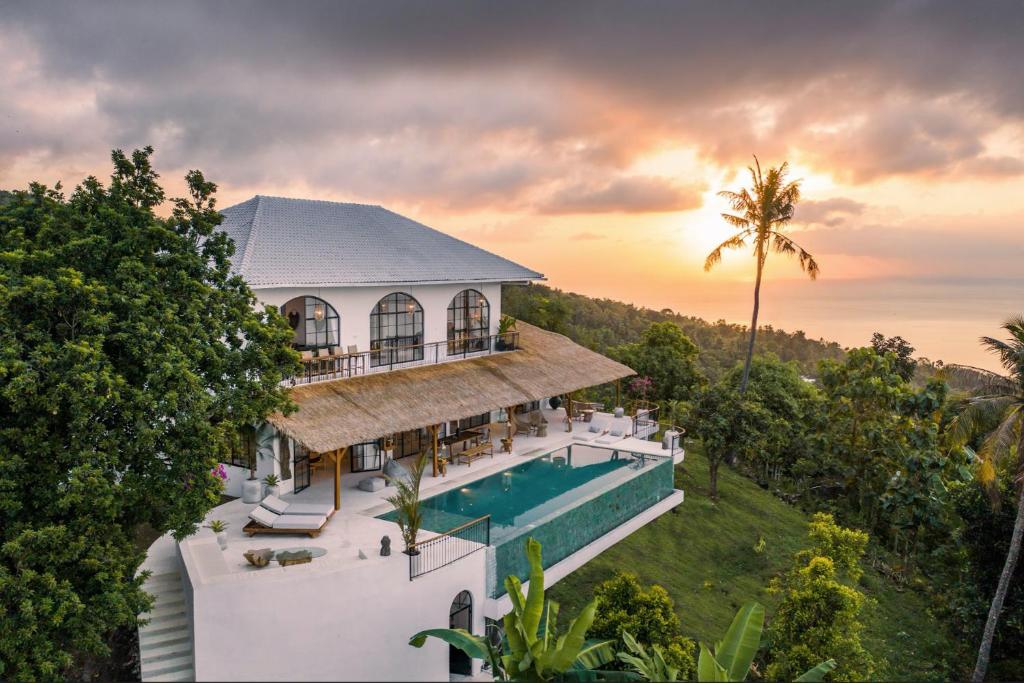 - une vue aérienne sur une maison avec une piscine dans l'établissement Villa Moonlight Lovina, à Buleleng