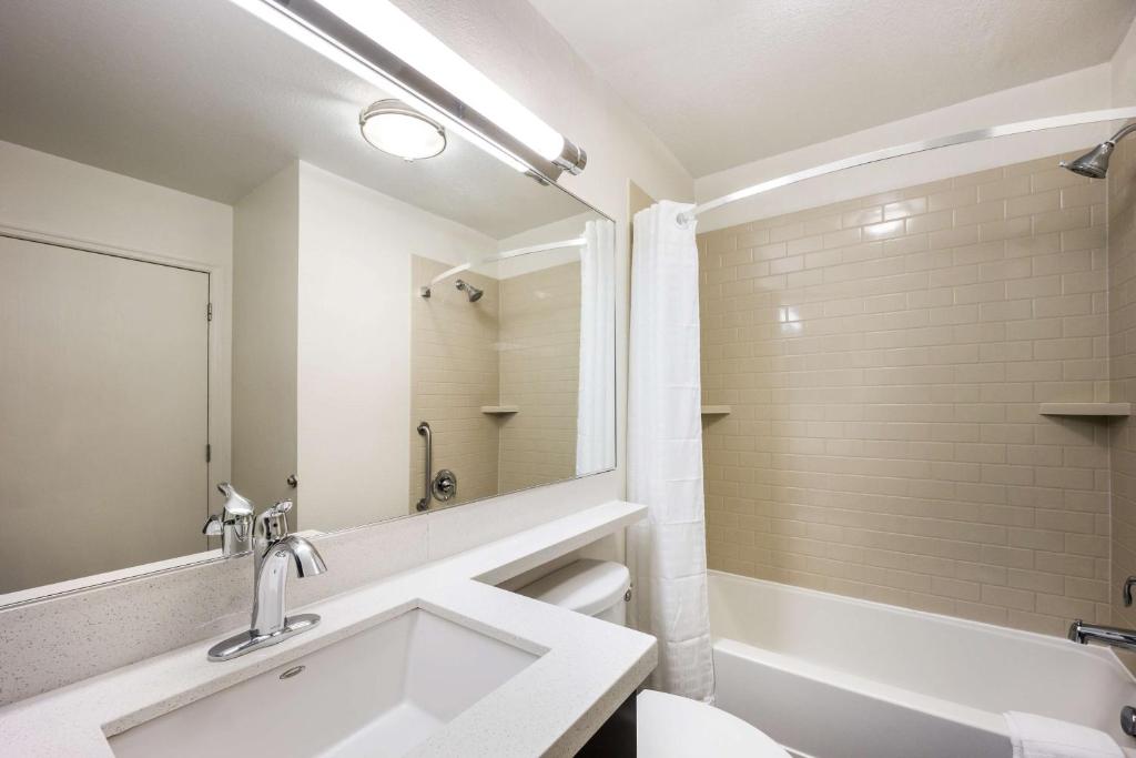 Koupelna v ubytování Sonesta Simply Suites Phoenix Glendale
