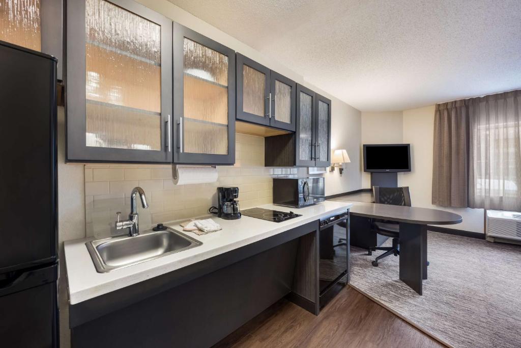 Kuchyň nebo kuchyňský kout v ubytování Sonesta Simply Suites Phoenix Glendale
