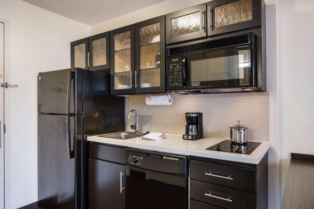 Kuchyň nebo kuchyňský kout v ubytování Sonesta Simply Suites Phoenix Glendale