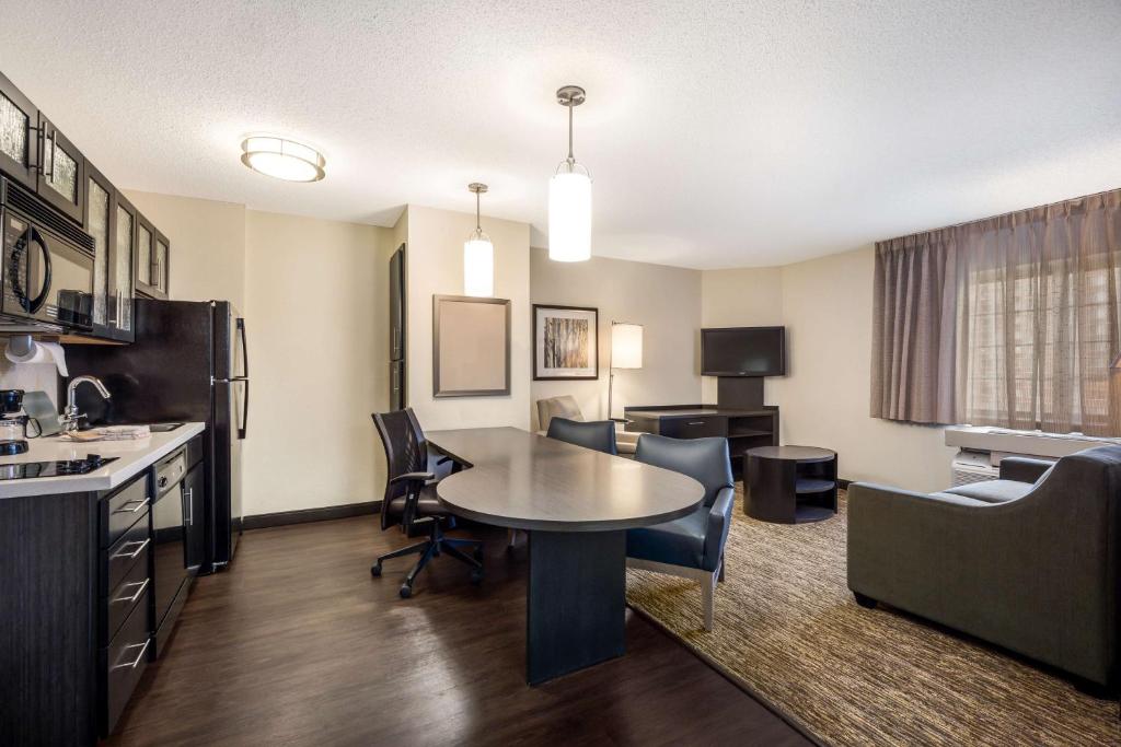 Kuchyň nebo kuchyňský kout v ubytování Sonesta Simply Suites Phoenix Glendale