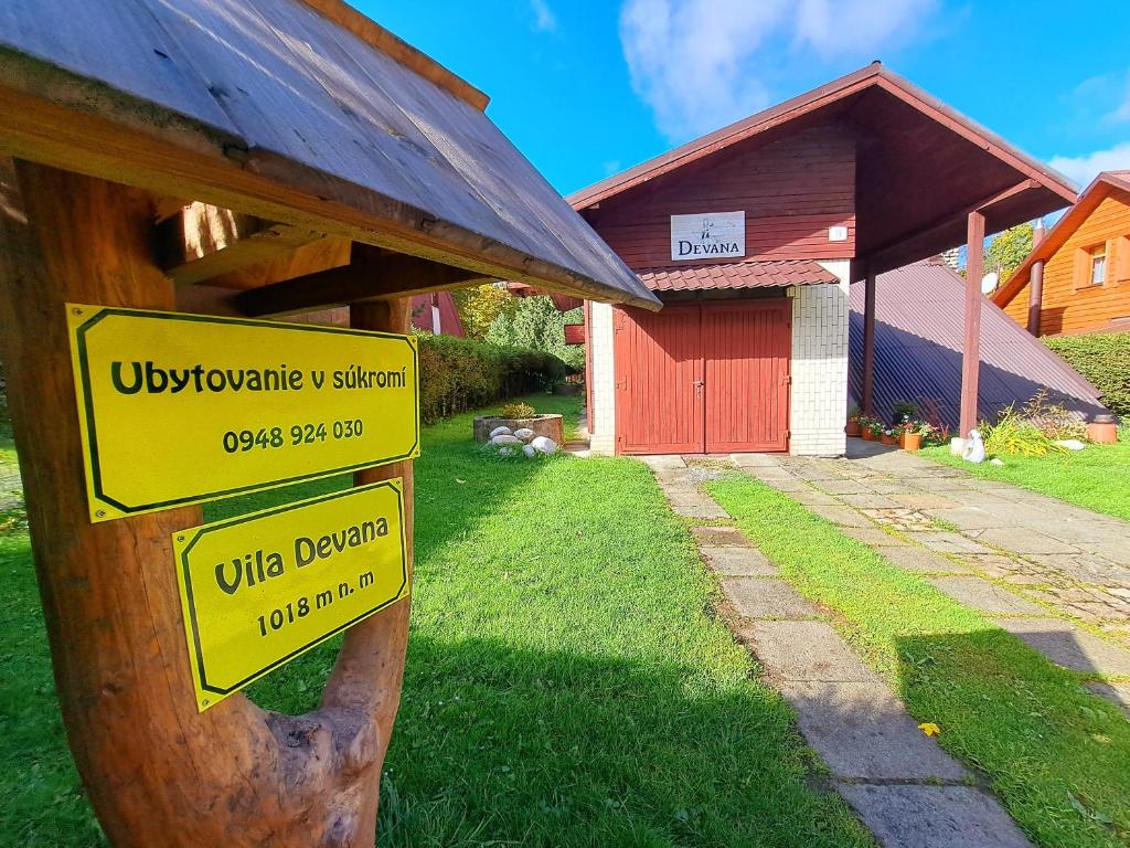 een bord voor een rode garage bij Vila Devana in Javorina