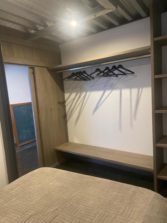 ルセナにあるLoft Alcaide 9のベッド付きの部屋、棚付きの壁