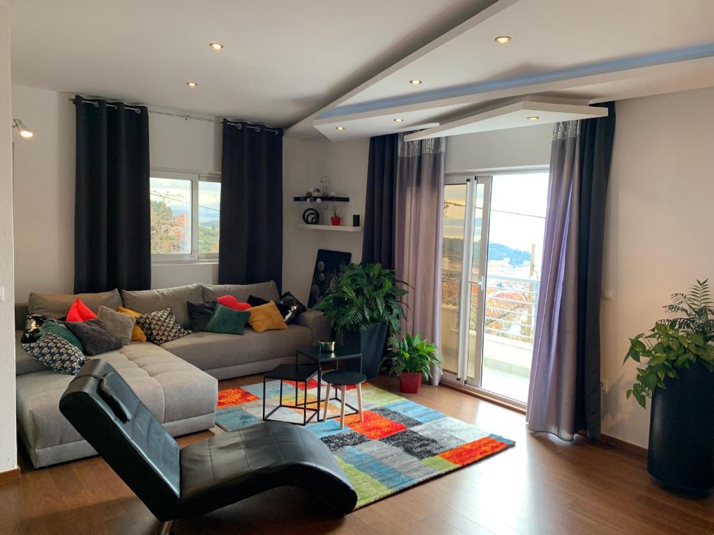 ein Wohnzimmer mit einem Sofa und einem Tisch in der Unterkunft Apartment Dora in Makarska