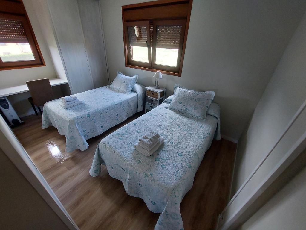 Łóżko lub łóżka w pokoju w obiekcie Apartamentos El Prau
