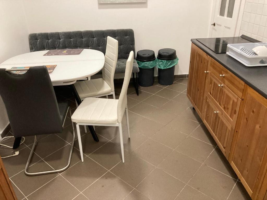 Kuchyňa alebo kuchynka v ubytovaní Roland Apartment Zuglo 2