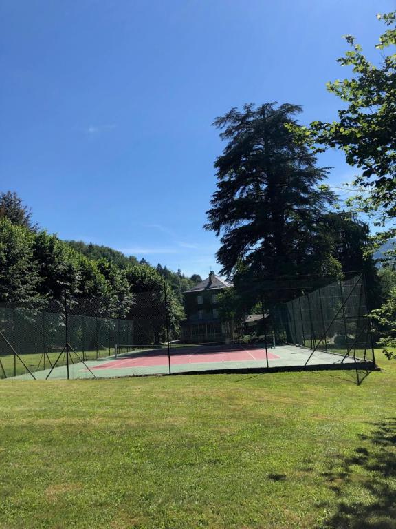 Tenis alebo squash v ubytovaní LE CLOS DU TULIPIER alebo jeho okolí