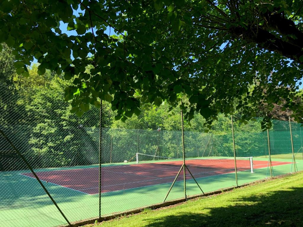 Tenis alebo squash v ubytovaní LE CLOS DU TULIPIER alebo jeho okolí