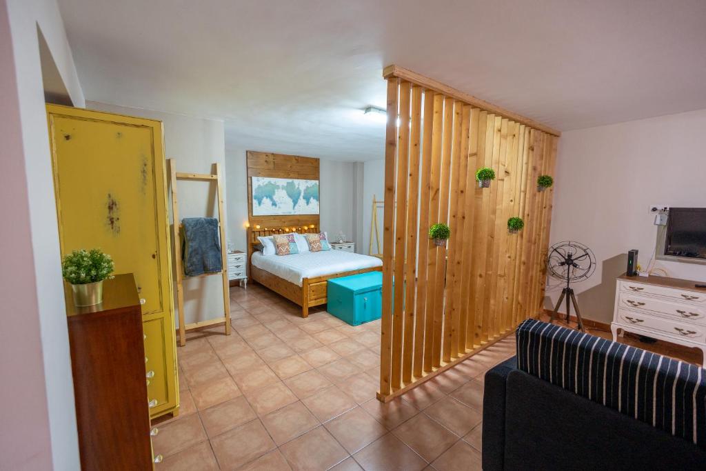 Habitación con 1 dormitorio con 1 cama y 1 sofá en Loft La Cañada, en La Orotava