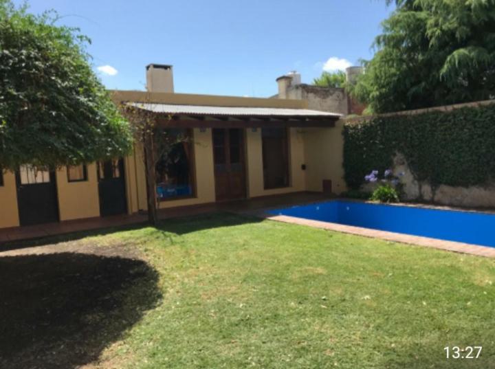 una casa con un patio con piscina en Casa El Cobijo en Tandil